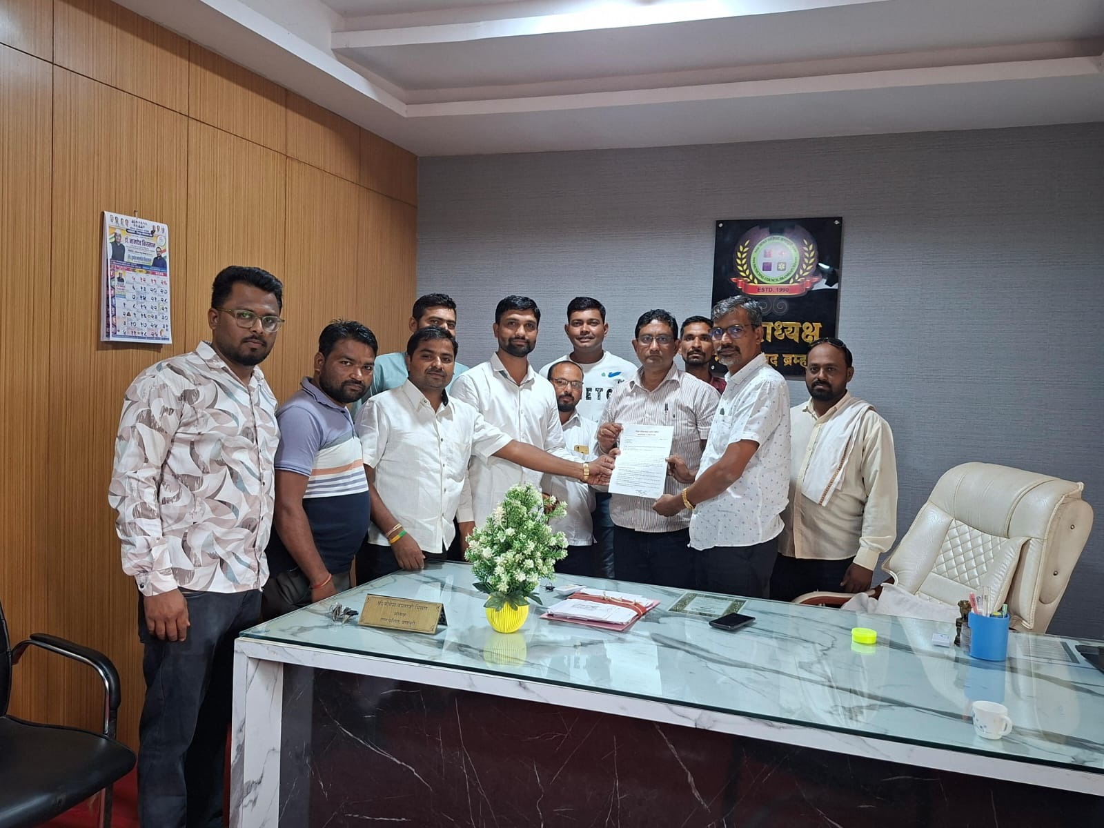 ब्रम्हपुरी शहरातील ८ जि. प. शाळा नगरपालिकेकडे हस्तांतरित करा .-नगराध्यक्षांना निवेदन